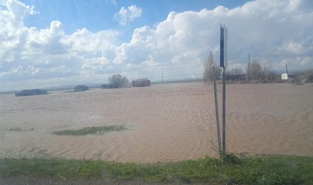 Patnos'ta kuvvetli yağış sele yol açtı