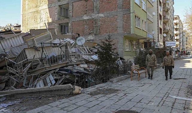 Patnoslu köy korucuları deprem bölgesinde...