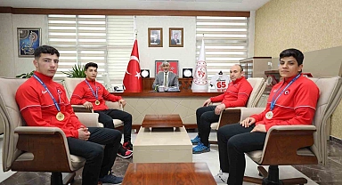 Şampiyon boksörler Van'a döndü