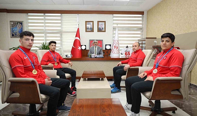 Şampiyon boksörler Van'a döndü
