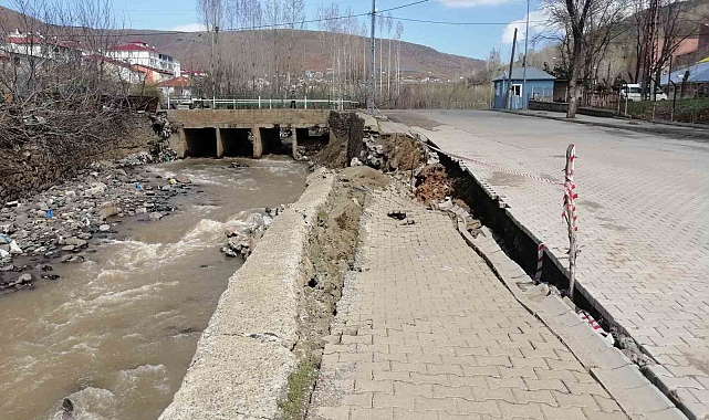 Solhan'da yağışlar nedeniyle dere yatağındaki istinat duvarı çöktü