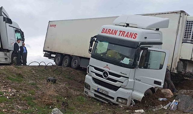 Tır şarampole yuvarlandı: 1 yaralı