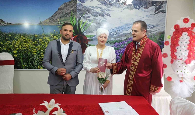 Vali Akbıyık depremzede çiftin nikahını kıydı