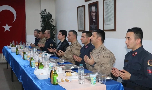 Vali Vekili Tuna, Mehmetçikle birlikte iftar açtı