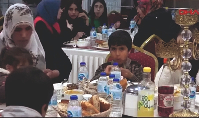 Van'ın Erciş ilçesinde afetzede ve yetim çocuklara iftar yemeği …