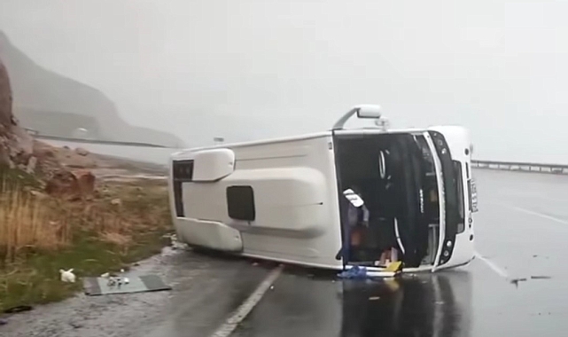 Van Gevaş'ta trafik kazası: 16 yaralı