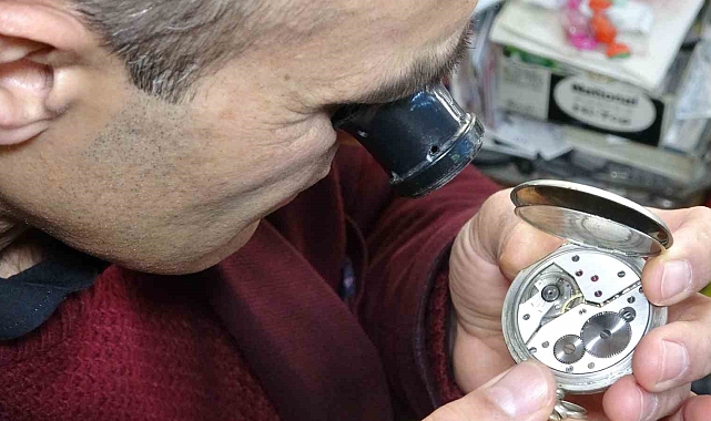 Vanlı usta asırlık saatlere ayar veriyor