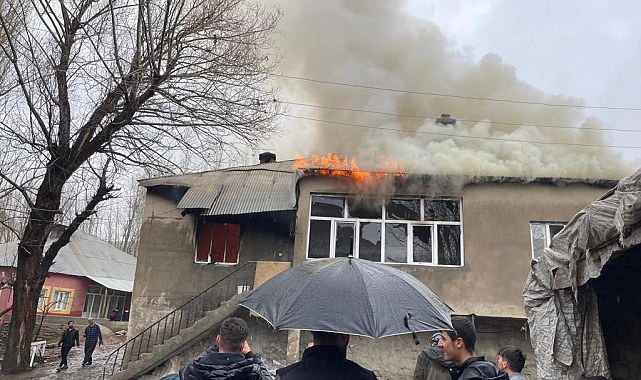 Yüksekova'da ev yangınında 4 çocuk zehirlendi