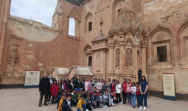 Ağrılı öğrenciler, ilk defa kentin tarihi ve turistik mekanları gördü