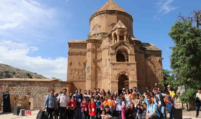 Akdamar Adası'nda ilk defa tiyatro oyunu sahnelendi
