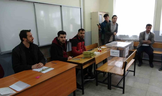 Bitlis'te oy verme işlemi başladı