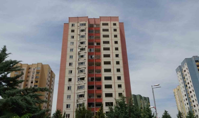 Depremde bir bölümü çöken binayı gören bir daha bakıyor