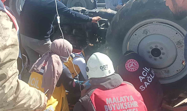 Devrilen traktörün altında kalan sürücü yaralandı