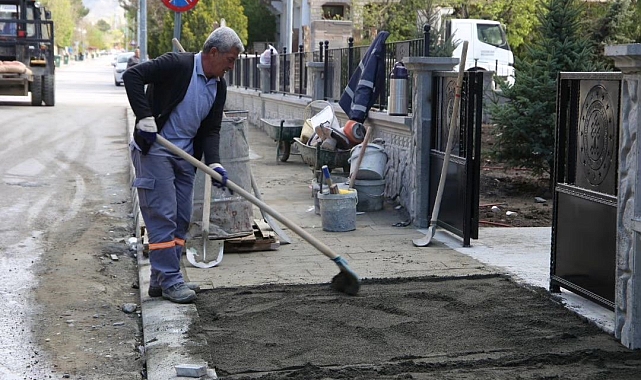 Kaldırım yenileme çalışmaları devam ediyor