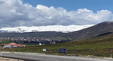 Karlıova'nın yüksek tepeleri beyaza büründü