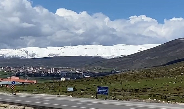 Karlıova'nın yüksek tepeleri beyaza büründü