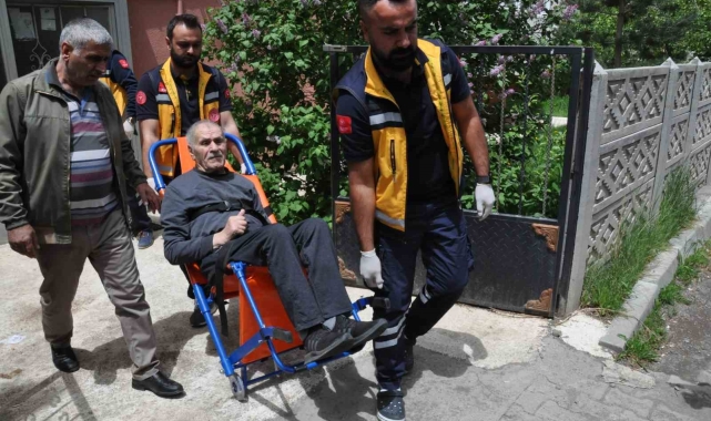 Yaşşlı çift ambulansla oy kullanmaya götürüldü