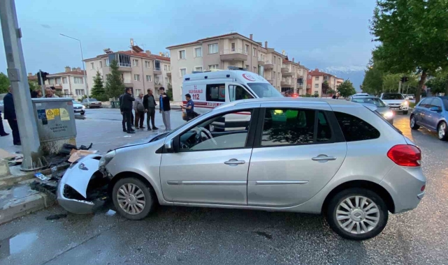 Kayganlaşan yolda kontrolden çıkan otomobil direğe çarptı: 1 yaralı