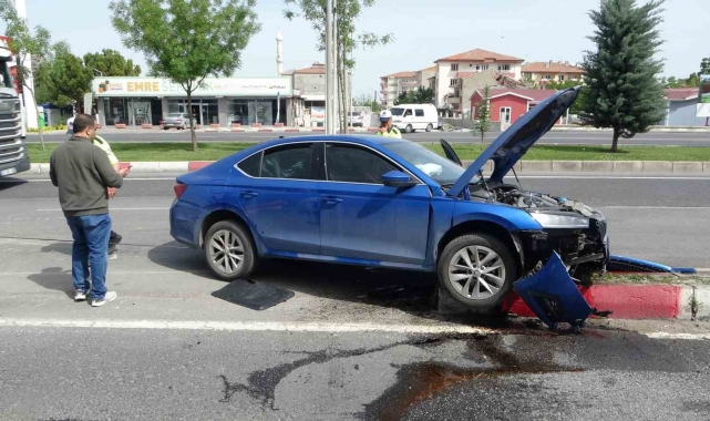 Kontrolden çıkan araç refüje çarptı: 1 yaralı