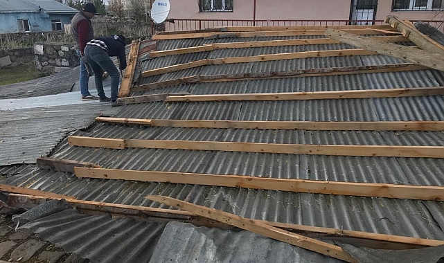 Kuvvetli rüzgâr çatıları uçurdu