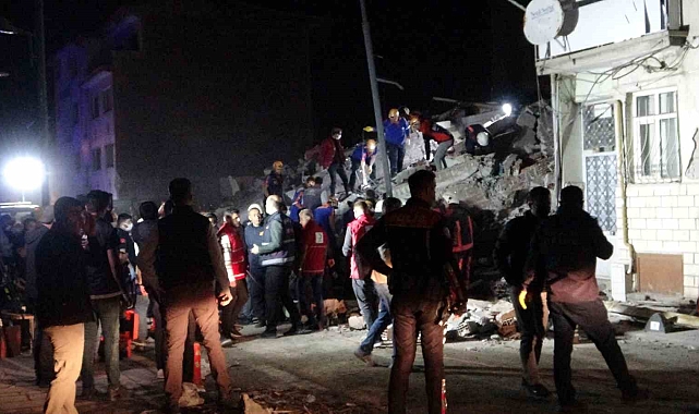 Malatya'da 3 katlı ağır hasarlı bina çöktü: 1 kişi öldü