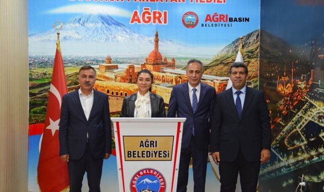AK Parti Ağrı  Milletvekili Ruken Kilerci Ağrı Belediye Başkanı Metin Karadoğan'ı ziyaretti