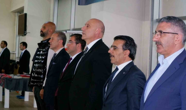 Minik yüzücüler madalya için yarıştı