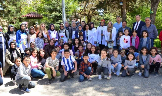 Minikler, depremzedelere destek için yarıştı