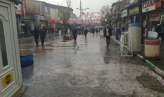 Patnos'ta düzelemeyen havalar düğün sahiplerini kötü etkiledi