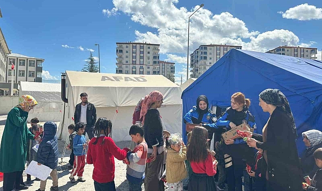 Polis depremzede çocuklara moral oluyor