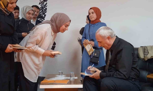 Şair Nurullah Genç sevenleriyle buluştu