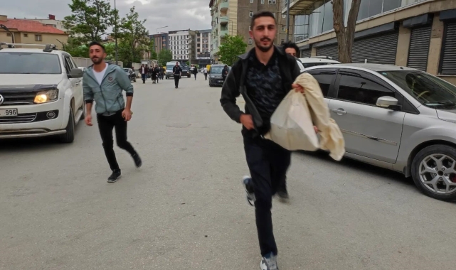 Sandık görevlileri geç kalmamak için koşarak oyları yetiştirdi