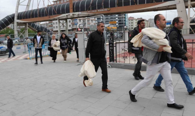 Sayılan oylar İl Seçim Kurullarına getiriliyor