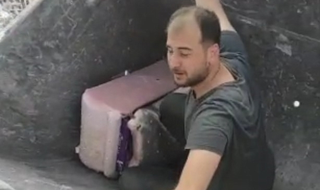 Yıkılan evinin enkazında kalan milyonluk altınları böyle kurtardı