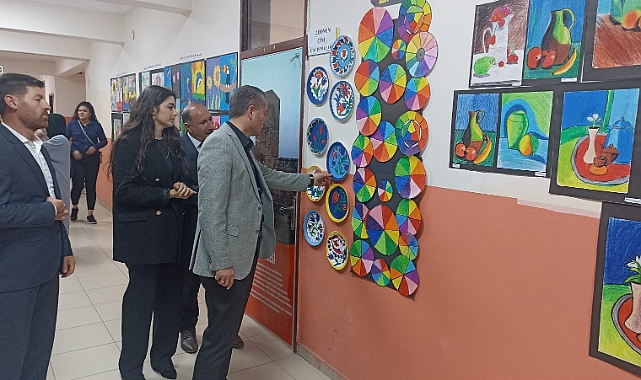 Ağrı'da öğrencilerin eserlerinin yer aldığı yıl sonu sergisi açıldı