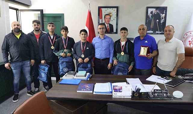Ağrı Gençlik ve Spor İl Müdürü Fedai Din , Ağrılı boksörleri tebrik etti