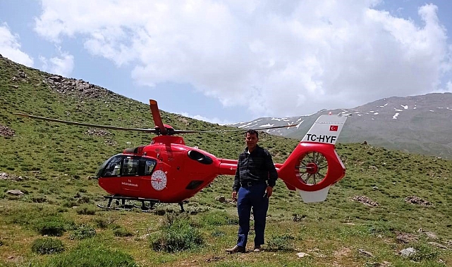 Bahçesaray kırsalında ayağı kırılan çoban ambulans helikopterle hastaneye kaldırıldı