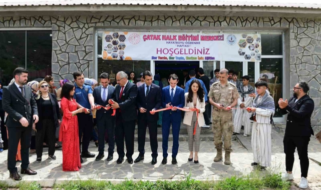 Çatak'ta 'Hayat Boyu Öğrenme Haftası' sergisi