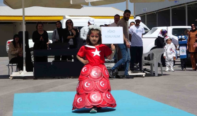 Minikler 'geri dönüşüm' defilesi düzenledi