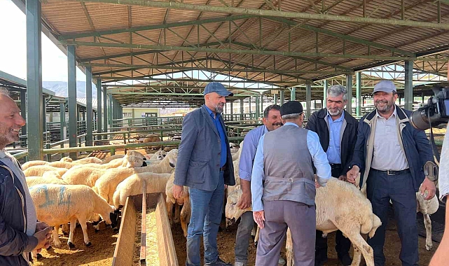 Vatandaşlar kurbanlık almak için Arefe Günü'nü bekliyor