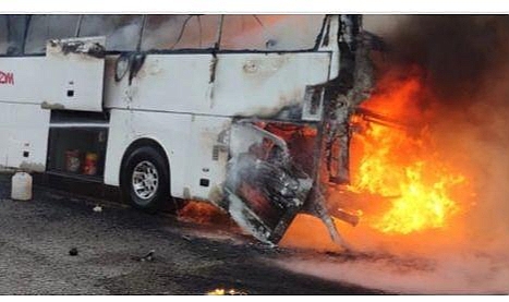 Ağrı yolunda seyir halindeki otobüs alev aldı