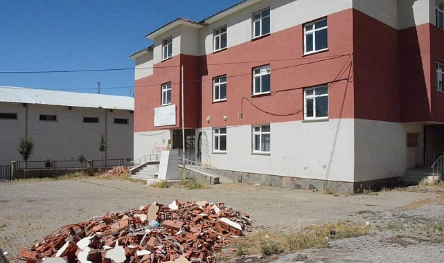 Depremde hasar gören okulun güçlendirme çalışmalarına başlandı