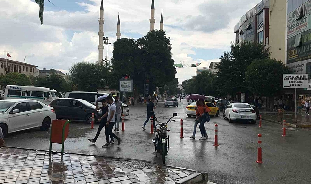 Kavurucu sıcakların hakim olduğu Iğdır'da yağmur yağdı