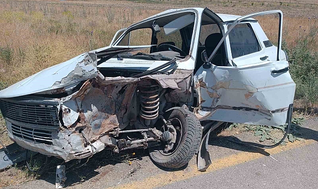 Otomobiller kafa kafaya çarpıştı: 2 yaralı