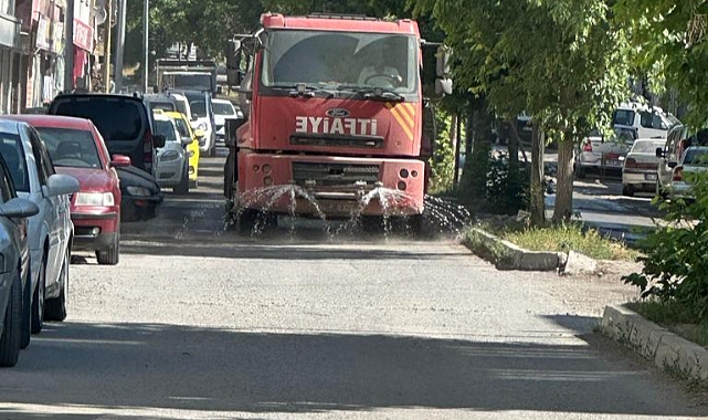 Patnos’ta toz kalmasın diye caddeler yıkandı