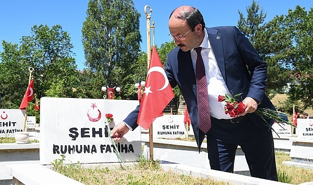Rektör Çakmak demokrasi nöbetine katıldı