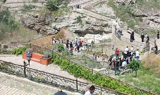 Türkiye'nin en yüksek şelalesine turist akını