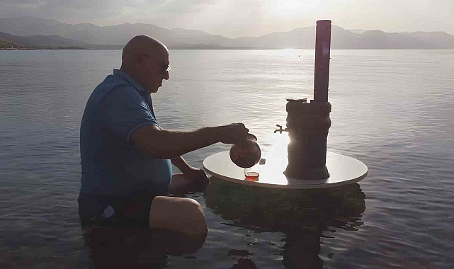 Van Gölü'nde günbatımına karşı semaver keyfi
