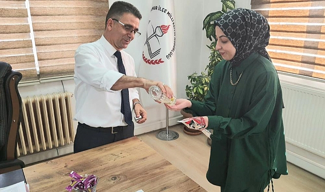 Ağrı'da yeni öğretmenlere güllerle karşılandı