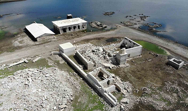 Baraj gölünde sular çekilince cami ortaya çıktı